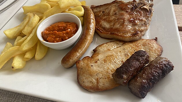 Jedna z verz mjeaneho masa neboli mix grillu. Vtinou bv za 15 eur (360 K).