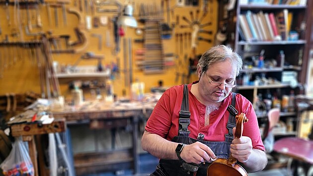 Houslař Tomáš Vávra při renovací starších houslí.