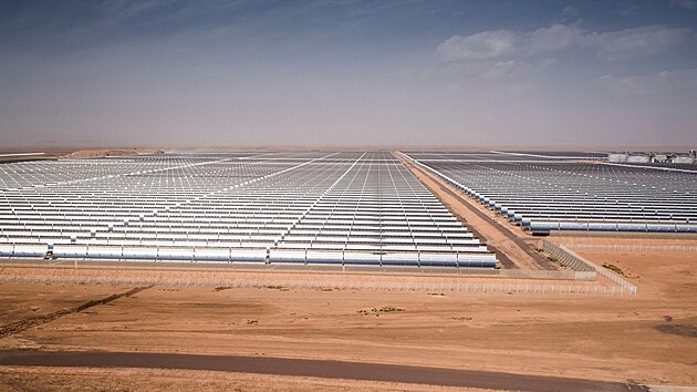 Solrn elektrrna Ouarzazate v Maroku. Bude schopna uchovvat slunen energii ve form roztaven soli, co umon vrobu elektiny i v noci. (26. bezna 2019)