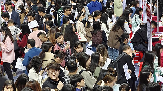 Letos v červnu má ukončit studium téměř 11,6 milionu studentů. Ti všichni poté budou čelit trpké realitě, která vládne na čínském trhu práce. (28. dubna 2023)