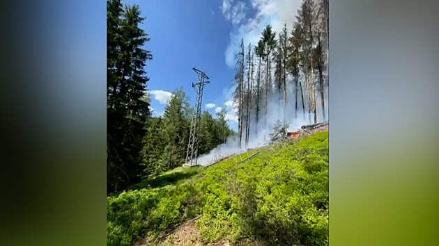 Mezi Bublavou a Kraslicemi na Sokolovsku hoří les