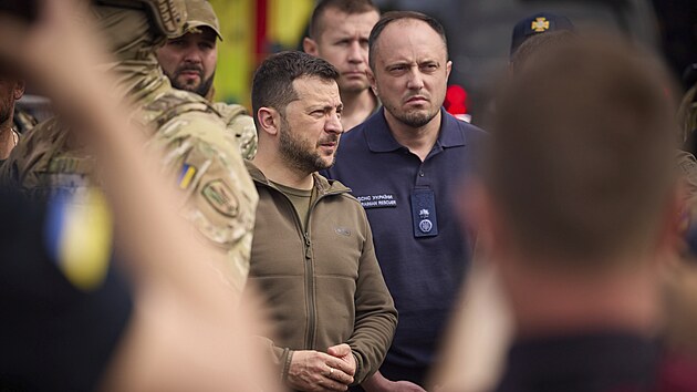 Ukrajinský prezident Volodymyr Zelenskyj na návštěvě zatopeného Chersonu po zničení Kachovské přehrady (8. června 2023)