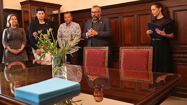 Zjemci si na frdecko-msteck sti Technotrasy mohou prohldnout i historickou budovu editelstv nkdej textilky Slezan. Na fotografii hovo primtor Frdku-Mstku  Petr Kor (v brlch). (6. ervna 2023).