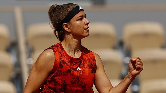 Karolna Muchov se raduje ze zskan vmny ve tvrtfinle Roland Garros.