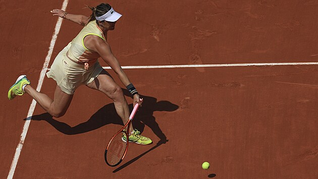 Ruska Anastasija Pavljuenkovov se natahuje po balonku bhem tvrtfinle Roland Garros.