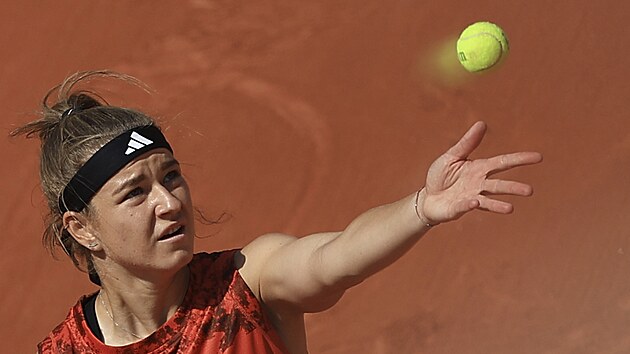 Karolna Muchov servruje ve tvrtfinle Roland Garros.