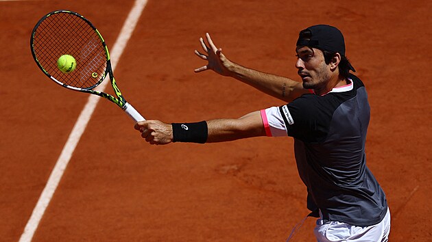 Giulio Zeppieri z Itlie kontroluje svj der ve druhm kole Roland Garros.