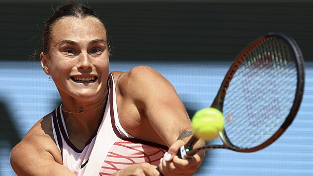 Běloruska Aryna Sabalenková returnuje ve čtvrtfinále Roland Garros.