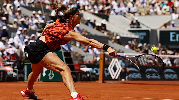 Karolna Muchov se natahuje po balonku bhem semifinle Ronald Garros.