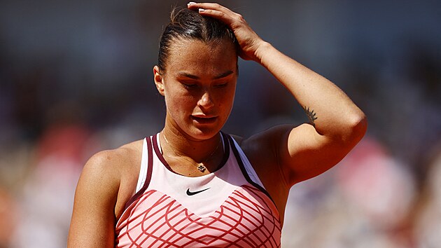 Bloruska Aryna Sabalenkov se chyt za hlavu bhem semifinle Roland Garros.