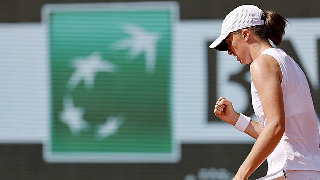 Polka Iga wiatekov se raduje z spn vmny ve druhm kole Roland Garros.