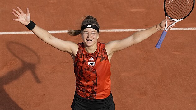 Karolína Muchová zvedá ruce nad hlavu, poprvé v kariéře postupuje do finále Roland Garros.