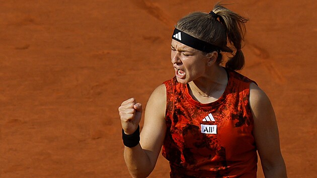 Radost Karolíny Muchové během semifinále Roland Garros proti Aryně Sabalenkové.
