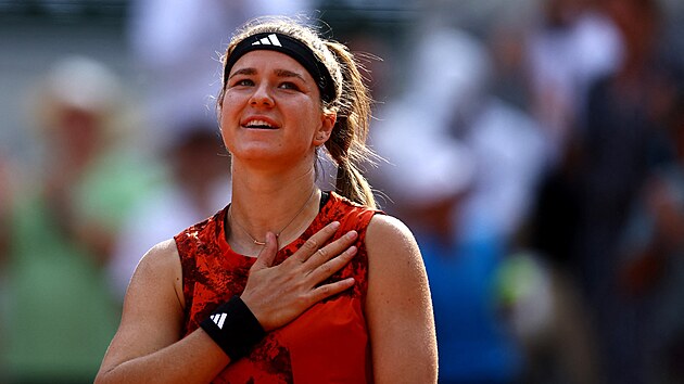 Karolína Muchová děkuje fanouškům za podporu během semifinále.