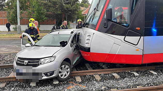 Řidič v pražských Modřanech přejížděl krátce po 13:00 koleje před zastávkou Čechova čtrvť, z boku do něj nabourala tramvaj. (5. června 2023)