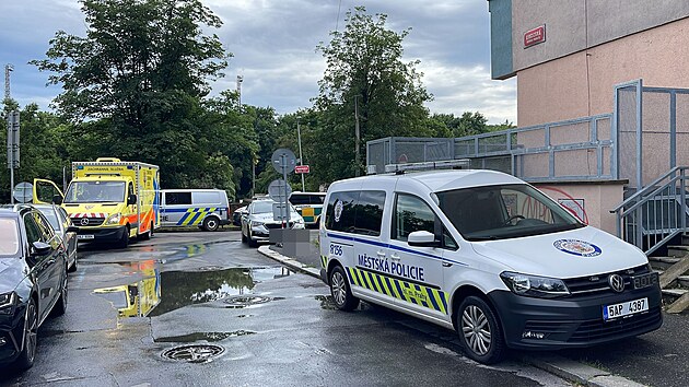 Záchranná služba a policie vyjížděla odpoledne k mrtvole muže bez domova v pražských Vršovicích. (9. června 2023)