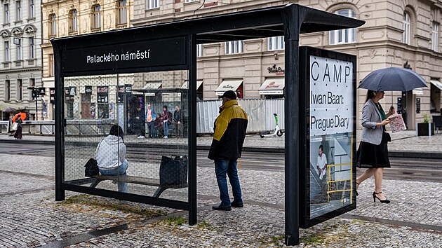 Praha zaala od roku 2021 mnit psteky na zastvkch MHD. Lid si chvl pedevm vzhled mobilie, patn vak chrn proti vtru i deti.