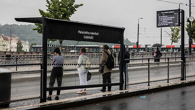 Praha začala od roku 2021 měnit přístřešky na zastávkách MHD. Lidé si chválí především vzhled mobiliáře, špatně však chrání proti větru i dešti.