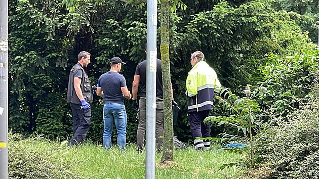 Záchranná služba a policie vyjížděla odpoledne k mrtvole muže bez domova v pražských Vršovicích. (9. června 2023)