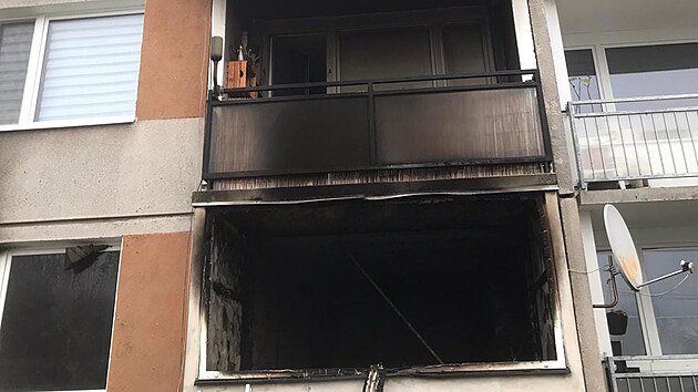 Ohněm zničený byt v přízemí panelového domu v Nýrsku na Klatovsku. Hasiči evakuovali 16 lidí. (13. listopadu 2022)