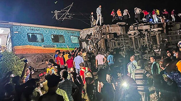 V indickém státě Urísa vykolejily čtyři vagony expresu, který se srazil s nákladním vlakem. (2. června 2023)