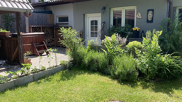 Řadový domek s předzahrádkou a zadní zahradou, zakoupený v roce 2018, proměnila paní Petra opravdu výrazně.