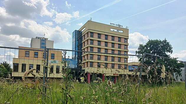 Hotel Bohemia v Chrudimi u deset let zarst v zeleni. (1. 6. 2023)