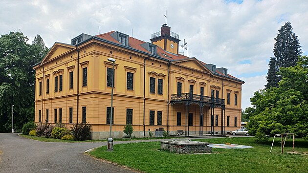 Zmek v Pestavlkch dnes slou jako dtsk domov.  Chrudimsk radnice pila s plnem na jeho prodej.