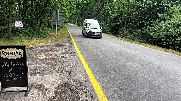 Podl silnice u oberstven U Komra u nikdo nezaparkuje.