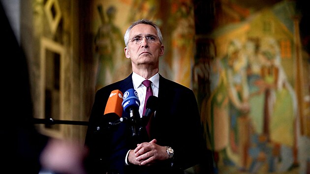 Generln tajemnk NATO Jens Stoltenberg pichz na radnici v Oslu bhem neformlnho zasedn ministr zahrani NATO. (1. ervna 2023)