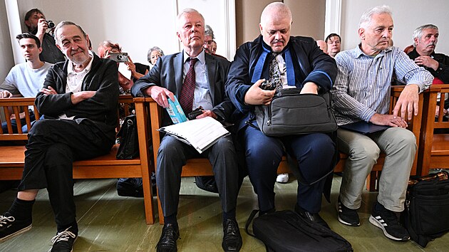 Bval mstopedseda KSM Josef Skla (druh zleva), amatrsk historik Juraj Vclavk (vpravo) a modertor Svobodnho rdia Vladimr Kapal (vlevo) se pipravuj za zatek odvolacho soudu, kter projedn jejich kauzu, Mstsk soud v Praze. (7. ervna a 2023)