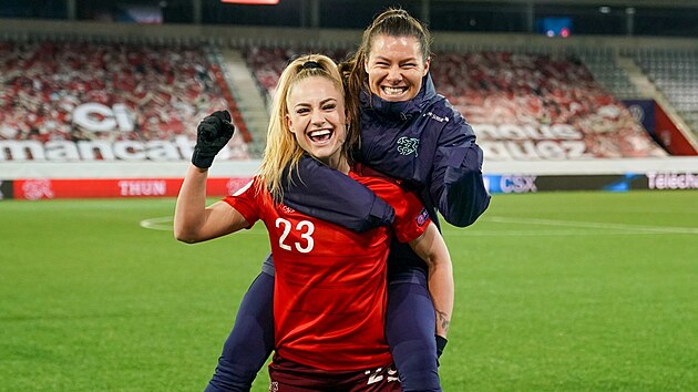 Alisha Lehmannová s Ramonou Bachmannovou po výhře nad Českem