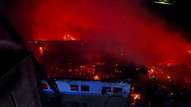 Ve Slavonic�ch vyho�ela hala pily. (3. �ervna 2023)