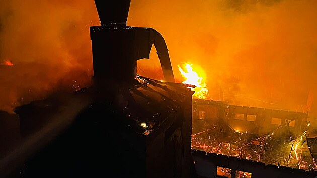 Ve Slavonic�ch vyho�ela hala pily. (3. �ervna 2023)