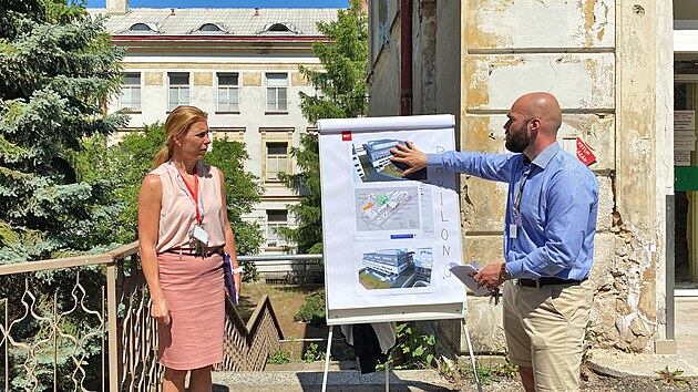 Pavilon M Karlovarsk� krajsk� nemocnice �ek� zanedlouho demolice. Objekt je u� prakticky vyklizen�.