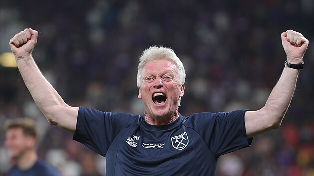 David Moyes, trenr West Hamu, se raduje z trumfu v Konferenn lize.