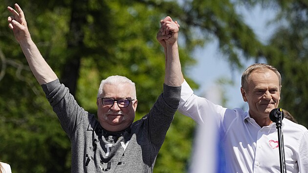 Poláky svolala k demonstraci opoziční strana Občanská platforma. Její lídr Donald Tusk (vpravo) přivítal příznivce s tím, že „hlas Poláků nelze umlčet“. (4. června 2023)