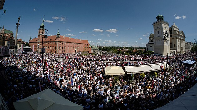 Ve Varšavě protestuje na půl milionu lidí. (4. června 2023)