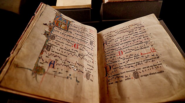 Vzácné gotické rukopisy zdobené zlatým písmem mohou lidé od 1. června 2023 vidět na mimořádné výstavě hradě Špilberk. Rukopisy nechala zhotovit královna Eliška Rejčka.