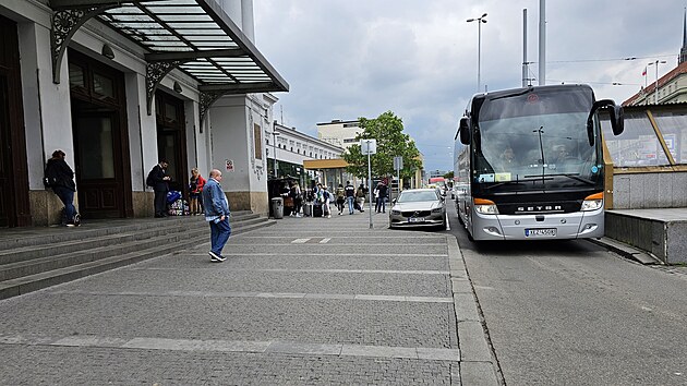 Opravu prostoru p�ed brn�nsk�m n�dra��m stihli dokon�it o m�s�c d��ve.