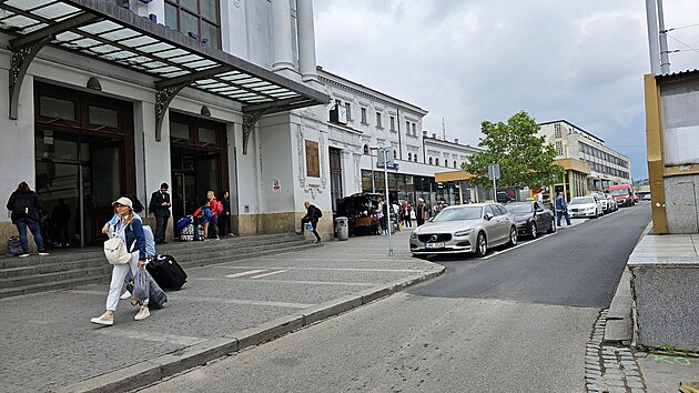 Opravu prostoru před brněnským nádražím stihli dokončit o měsíc dříve.