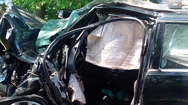 Nehoda se stala nedaleko Milevska, kde řidič narazil do stromu.