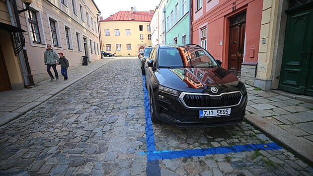 Nová parkovací koncepce v centru krajského města, kterou charakterizují nepřehlédnutelné modré čáry v ulicích, je aktuálně žhavým tématem hlavně mezi řidiči.