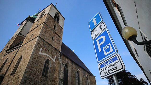 Nová parkovací koncepce v centru krajského města, kterou charakterizují nepřehlédnutelné modré čáry v ulicích, je aktuálně žhavým tématem hlavně mezi řidiči.
