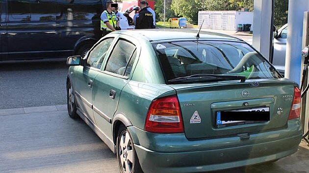 Opel Astra, v nm cestovali Turci bez vz. Policist skupinu zadreli na 111. kilometru D1 ve tvrtek.