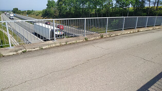 Most přes D1 u Řehořova je už nějaký čas zavřený, smí přes něj pouze pěší a cyklisté. Ředitelství silnic a dálnic žádá jeho demolici, což se však nelíbí obcím. Ty jej chtějí zprovoznit.