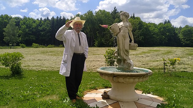 Josef Mathias Mina��k kr��� ve �l�p�j�ch slavn�ho Anton�na Chittussiho. Je zn�m jako �mal�� �elezn�ch hor�. Procestoval prakticky cel� sv�t a provozuje nev�edn� galerii v opraven� fa�e v He�mani u Je�i�na na Havl��kobrodsku, kde tak� �ije.