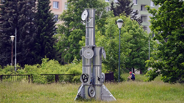 Z popelnic sestavený objekt Raketa Martina Kocourka na jihlavském sídlišti Březinova si o pozornost také nemusí říkat.