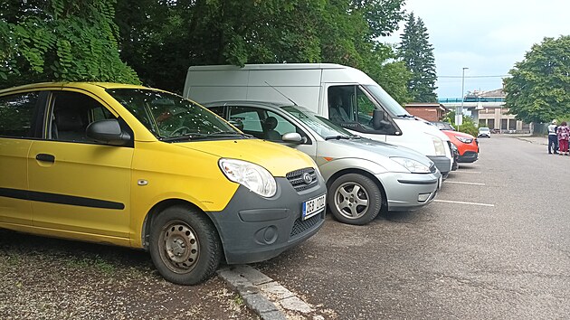 Parkovn u Pardubick nemocnice je pomrn iveln. Msta v okol jsou brzy rno obsazena pacienty i personlem.