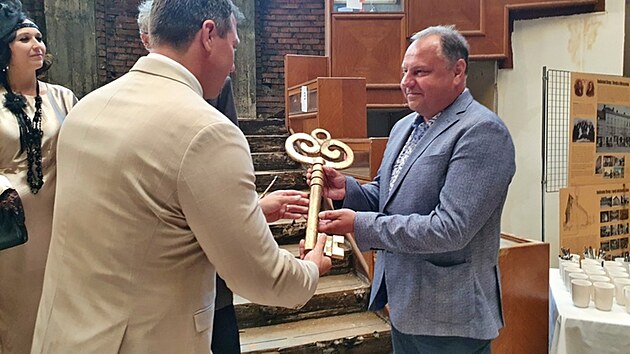 Opravy Bredy začaly symbolickým předáním klíče z rukou židovského obchodníka Davida Weinsteina do rukou primátora Tomáše Navrátila (vlevo) a majitele stavební firmy Milana Hudeczka (vpravo).
